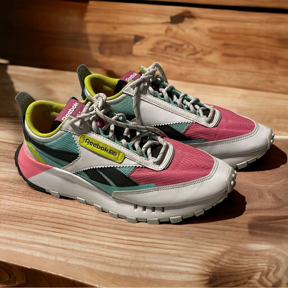 Size 9 Reebok shoes